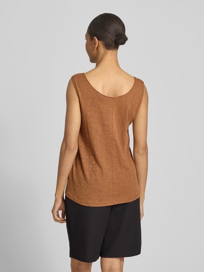 Frauenmodel trägt Regular Fit Top aus reiner Baumwolle von Marc O'Polo, Optik: Unifarben, Passform: Regular-Fit, Rundhals-Ausschnitt, Ärmelform: Ohne, Material: Reine Baumwolle, Ganzkörperansicht Rückansicht.
