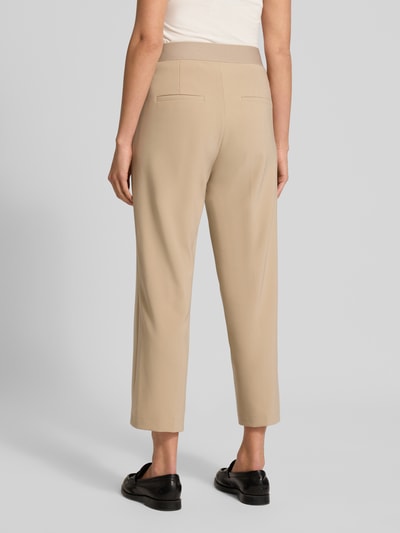 Frauenmodel trägt Straight Fit Stoffhose mit Ziernaht Modell 'Cameron' von Cambio, beige, verkürzte Passform, Ganzkörperansicht Rückansicht.