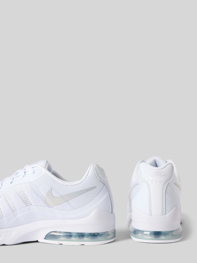 Produktfoto, Sneaker mit Logo-Print von Nike, weiß mit silbernem Logo, sichtbare Air-Sohle, strukturierte Oberfläche, Herren Sneaker von Nike