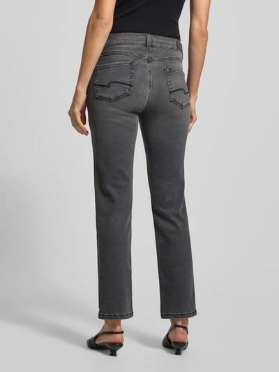 Frauenmodel trägt Straight Fit Jeans aus Baumwoll-Mix Modell 'CICI' von Angels in grauer Melange-Optik, Ganzkörperansicht Rückansicht.