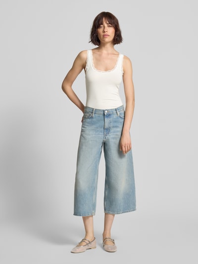 Frauenmodel trägt Slim Fit Tank Top aus Bio-Baumwoll-Mix Modell 'NANA' von Vero Moda, Optik: Unifarben, Ripp, Spitzenbesatz, U-Ausschnitt, breite Träger, Ganzkörperansicht von vorne.