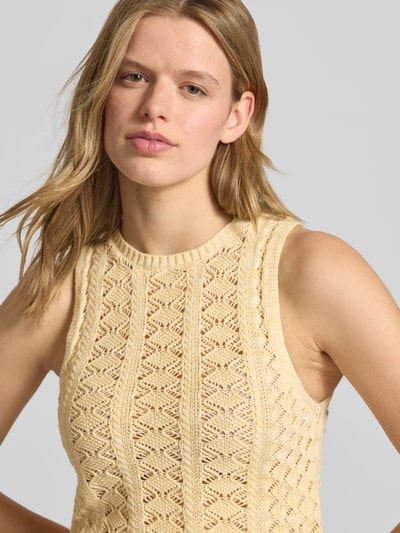 Frauenmodel trägt Stricktop mit Rundhalsausschnitt Modell 'ZURI' von JJXX aus Reine Baumwolle, Körpernaher-Schnitt, Nahaufnahme Oberkörper.