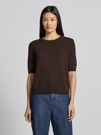 Frauenmodel trägt Pullover aus Baumwoll-Mix in Feinstrick-Optik von COMMA in Braun, taillierte Passform, gerippte Abschlüsse, Halbarm, Ganzkörperansicht von vorne.