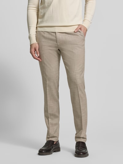 Männermodel trägt Regular Fit Anzug aus Viskose-Mix Modell 'Dalotti' von CINQUE in Beige mit glatter Textur, Nahaufnahme Unterkörper. Elastischer Viskose-Mix, Bundweite 44 cm, klassische Passform.