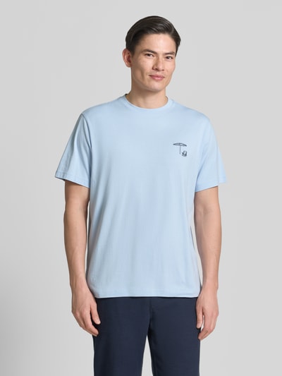 Männermodel trägt Regular Fit T-Shirt aus reiner Baumwolle Modell 'HASPEN' von SELECTED HOMME, Optik: Unifarben, Motiv-Stitching, Kurzarm, Rundhals, Jersey, Ganzkörperansicht von vorne