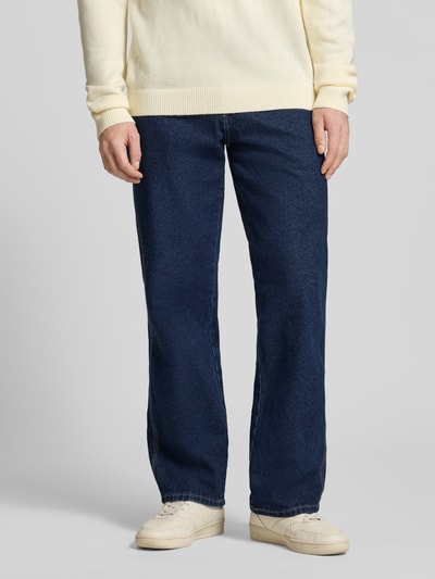 Männermodel trägt Straight Fit Jeans im 5-Pocket-Design von Dickies aus reiner Baumwolle in Dunkelblau, Nahaufnahme Oberkörper.
