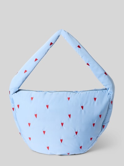 Produktfoto, Crossbody Bag mit Logo-Patch Modell 'Puffy' von STUDIO NOOS, jasnoniebieska z wyhaftowanym motywem na całej powierzchni, główna przegroda z zamkiem błyskawicznym, pasek, szerokość w rozmiarze 1: 47 cm, długość w rozmiarze 1: 34 cm, głębokość w rozmiarze 1: 10 cm, długość paska na ramię w rozmiarze 1: 72 cm
