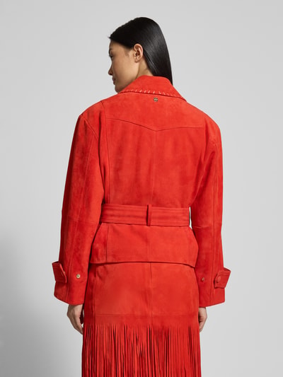 Frauenmodel trägt Lederjacke mit Bindegürtel von Marc Cain in kräftigem Rot, taillierter Schnitt, Reverskragen, Echtleder, Ganzkörperansicht Rückansicht.