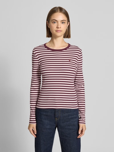 Frauenmodel trägt Regular Fit Langarmshirt aus Baumwoll-Mix Modell 'VAL' von ONLY, gestreift in Beere und Weiß, Ganzkörperansicht von vorne, Damen Langarmshirt von ONLY.