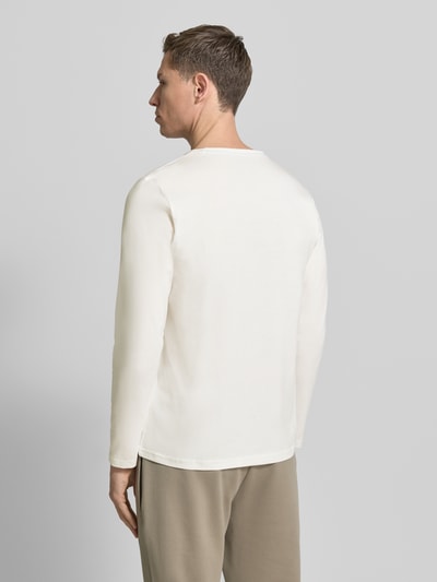 Männermodel trägt Longsleeve mit Rundhalsausschnitt und Logo von Fynch-Hatton in Unifarbenes-Design aus Reine Baumwolle, Regular-Fit, Rückenlänge 70 cm bei Größe M, Ganzkörperansicht Rückansicht.