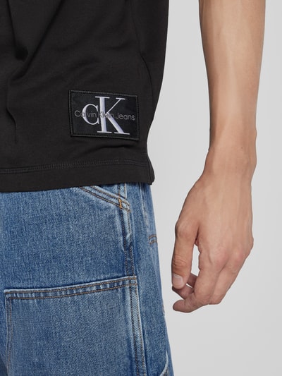 Calvin Klein Jeans T-shirt o kroju relaxed fit z okrągłym dekoltem Czarny 3