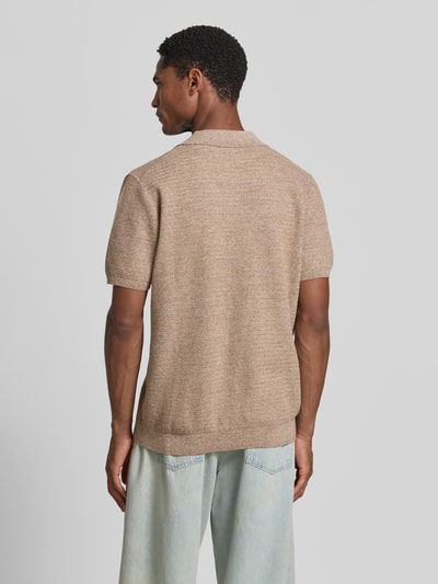 Mężczyzna nosi Regular Fit Poloshirt in Strick-Optik od JAKE*S STUDIO MEN z bawełny, kołnierzyk polo, krótki rękaw, imitacja dzianiny, beżowy kolor, widok na całe ciało z tyłu. Długość tyłu w rozmiarze M: 70 cm, długość rękawów: 26 cm.