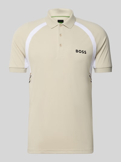 Produktfoto, Slim Fit Poloshirt mit kurzer Knopfleiste Modell 'PL_TOC SPIN CB' von BOSS Green, Optik: Unifarben, Passform: Slim Fit, Label-Print, Polokragen, Verschluss: kurze Knopfleiste, Ärmelform: Kurzarm, Materialverarbeitung: Jersey, sandfarben mit weißen Akzenten, glatte Struktur.