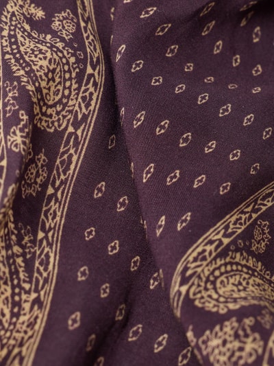 Produktfoto, Tuch aus reiner Viskose mit Allover-Paisley-Print von Jake*s Casual in rechteckiger Passform, gewebte Optik, Nahaufnahme der Struktur