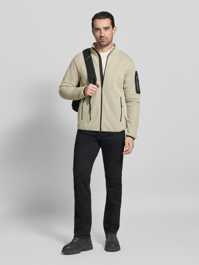 Männermodel trägt Regular fit fleecejack met opstaande kraag model 'BREDSTEDT' van Icepeak in beige met zwarte ritszakken, elastisch, heren, ruglengte maat M 69 cm, schouderbreedte 43 cm, borstwijdte 54 cm, mouwlengte 67 cm, Ganzkörperansicht van voren.