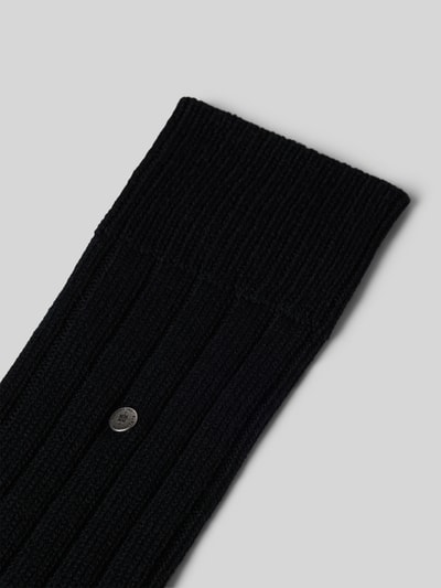Produktfoto, Wollsocken aus Schurwoll-Mix Modell 'Dover' von Burlington, czarny kolor, prążkowane ściągacze, efekt prążkowania, detal z logo w efekcie metalicznym, napis z logo, mieszanka żywej wełny
