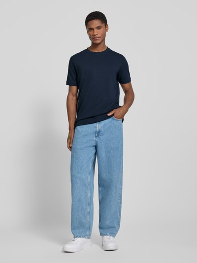 Männermodel trägt Regular Fit T-Shirt aus Baumwoll-Mix von s.Oliver RED LABEL in Dunkelblau, glatte Textur, Ganzkörperansicht von vorne.