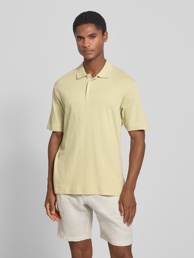 Männermodel trägt Regular Fit Poloshirt mit Knopfleiste von JACK & JONES Premium, Strukturmuster, Modell ROBERT, Ganzkörperansicht von vorne.