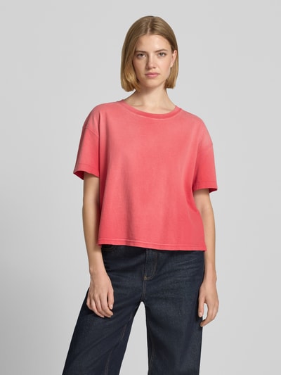 Vrouwenmodel draagt t-shirt met ronde hals Model 'AFOMA' van American Vintage, puur katoen, relaxed fit, ruglengte maat XS/S 52 cm, full body vooraanzicht