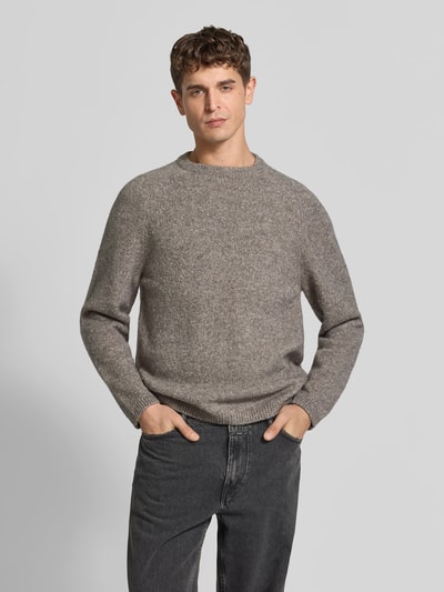 Männermodel trägt Regular Fit Pullover mit Woll-Anteil von Closed, Mieszanka bawełny i wełny, krój regular fit, imitacja dzianiny, okrągły dekolt, elastyczne wykończenia, długość tyłu w rozmiarze M: 70 cm, Ganzkörperansicht von vorne