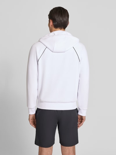 Männermodel trägt Regular Fit Sweatjacke aus Baumwoll-Mix Modell 'SAGGY' von BOSS Green in Weiß, strukturierte Oberfläche, Ganzkörperansicht Rückansicht.
