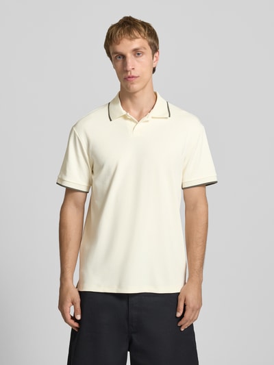 Männermodel trägt Regular Fit Poloshirt aus Baumwoll-Mix Modell 'TOMON' von Only & Sons, unifarben, kurzarm, Ganzkörperansicht von vorne.