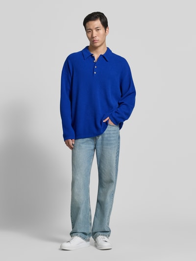 Männermodel trägt Relaxed Fit Pullover mit Kaschmir-Anteil Modell 'RAXOW' von American Vintage in Strick-Optik, kräftiges Blau, Ganzkörperansicht von vorne.