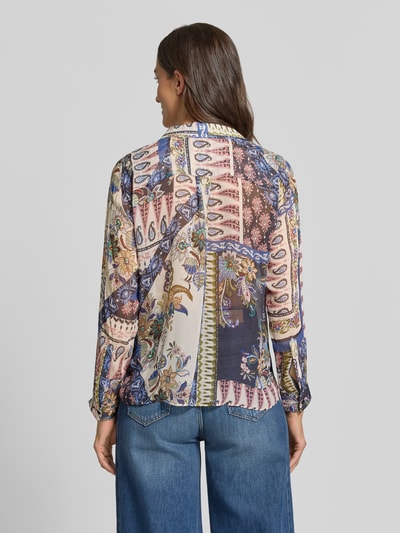 Vrouwenmodel draagt Regular fit overhemdblouse uit zuiver viscose van Milano Italy met kleurrijke print, ruglengte maat 36: 61 cm, mouwlengte maat 36: 61 cm, overhemdkraag en lange mouwen, geheel knoopsluiting, geheelopname achteraan.