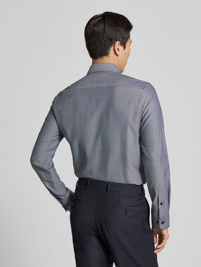 Männermodel trägt Slim Fit Business-Hemd mit Kentkragen von ETERNA aus puur katoen, dunne knoopsluiting, met lange mouwen, sportmanchet, ruglengte maat 40: 80 cm, schouderbreedte: 45 cm, mouwlengte: 67 cm, effen grijs, gladde textuur, Ganzkörperansicht Rückansicht.