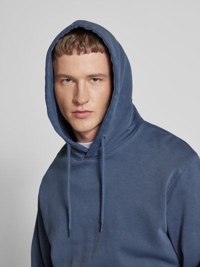 Jack & Jones Bluza z kapturem i kieszenią kangurką model ‘CHARGE FADED’ Jeansowy niebieski 3