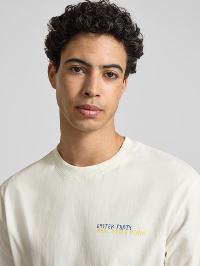 Männermodel trägt Relaxed Fit T-Shirt aus reiner Baumwolle mit Motiv-Print von Marc O’Polo Denim, unifarben, Nahaufnahme Oberkörper.