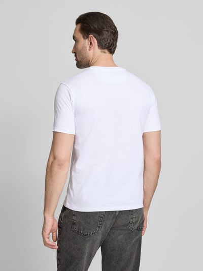 Männermodel trägt T-Shirt mit Label-Stitching und Rundhalsausschnitt von Scotch & Soda, Reine Baumwolle, Regular-Fit, Rückenlänge 68 cm, Ganzkörperansicht Rückansicht.