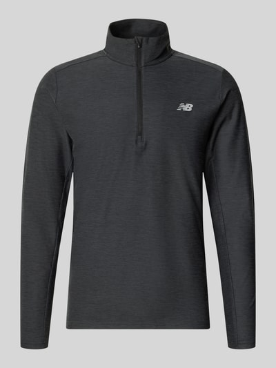 Produktfoto, Regular Fit Sweatshirt mit Troyer-Kragen von New Balance in Dunkelgrau, Logo-Print, elastischer Material-Mix, langärmliges Design, Kinnschutz, Größe M Rückenlänge 70 cm