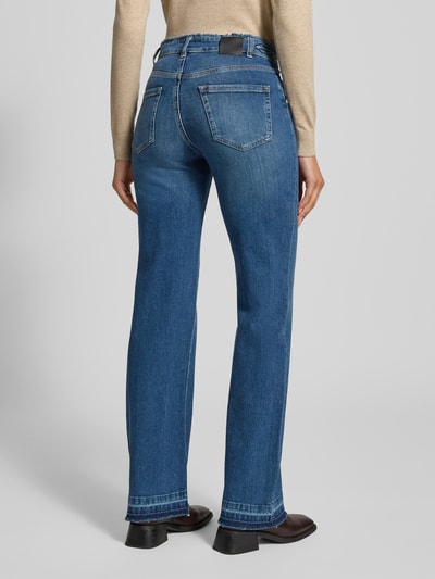 Frauenmodel trägt Jeans mit Eingrifftaschen von Marc Cain aus Baumwoll-Elasthan-Mix, Gerader-Schnitt, klassische Waschung, Ganzkörperansicht Rückansicht.