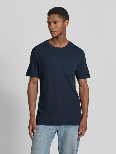 Männermodel trägt Regular Fit T-shirt aus katoenmix van s.Oliver RED LABEL, look: effen, gestructureerd, met borstzak, piqué, korte mouw, ronde hals, ganzkörperansicht van voren.