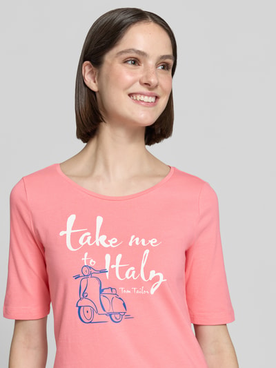 Frauenmodel trägt Regular Fit T-Shirt aus Baumwoll-Mix mit Motiv-Print von Tom Tailor, Optik: Unifarben, Rundhals, Kurzarm, Nahaufnahme Oberkörper.