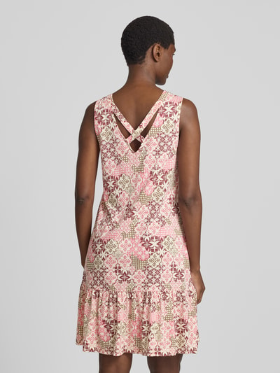 Vrouwenmodel draagt Relaxed Fit vrijetijdsjurk uit mix van katoen en modal van s.Oliver RED LABEL met roze en beige patronen, volledig zicht van achteren.