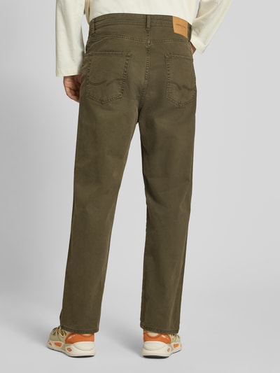 Männermodel trägt Straight Fit Jeans aus reiner Baumwolle Modell 'ALEX ORIGINAL' von JACK & JONES in Olivgrün, Ganzkörperansicht Rückansicht. Herren Jeans mit 5-Pocket-Design, Knopf- und Reißverschluss, Bundweite und Innenbeinlänge gemäß Größe 32/32, strukturierte Stoffoberfläche.