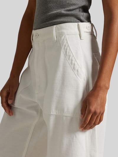 Frauenmodel trägt Tapered Stoffhose aus reiner Baumwolle von Polo Ralph Lauren in Weiß mit High Waist, Gürtelschlaufen und seitlichen Taschen, Nahaufnahme Oberkörper.