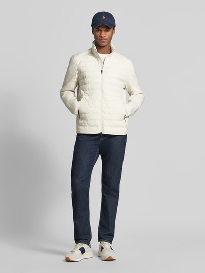Mannenmodel draagt Regular Fit Sweatjack met Steppdetails van Polo Ralph Lauren in crème met gewatteerde textuur, ganzicht vooraan