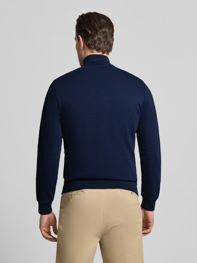 Männermodel trägt Regular Fit Sweatjacke aus Baumwoll-Mix von Lacoste, Optik: Unifarben, Stehkragen, Ganzkörperansicht Rückansicht.