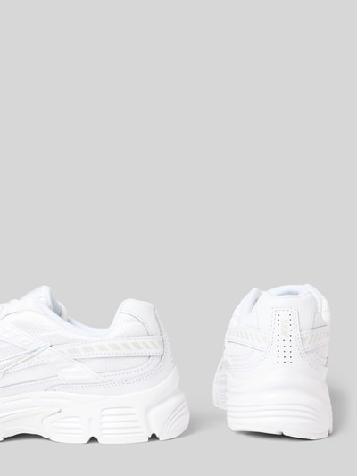 Produktfoto, witte dames sneakers met afgerond model, vetersluiting, labeldetails, profielzool, model 'Initiator' van Nike, hakhoogte maat 40,5: 5 cm, schachthoogte maat 40,5: 7 cm, schachtbreedte maat 40,5: 8 cm.