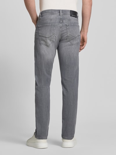 Männermodel trägt Tapered Fit Jeans im Used-Look Modell 'Lyon' von Pierre Cardin, grijze katoenmix met stretch, achteraanzicht, heren jeans, steekzakken, taillewijdte 41 cm, binnenbeenlengte 81 cm