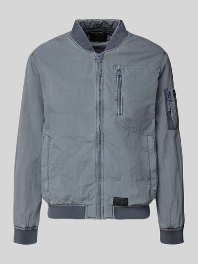 Produktfoto, hellgrauer Blouson mit Label-Patches Modell 'IBE' von khujo, Reißverschlusstaschen, gerader Schnitt, Stehkragen, strukturierte Oberfläche