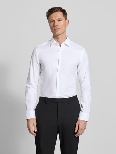 Männermodel trägt Slim Fit Freizeithemd aus reiner Baumwolle Modell 'KENNO' von HUGO in Weiß mit feinem Strukturmuster, Ganzkörperansicht von vorne.