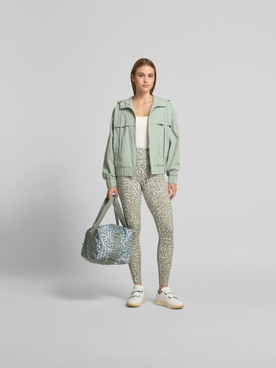 Frauenmodel trägt Leggins aus Viskose-Mix von Lala Berlin, Animal-Print in Grau-Beige, Slim Fit, Knöchellänge, Ganzkörperansicht von vorne.