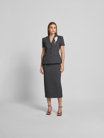 Frauenmodel trägt Midikleid mit Woll-Anteil von Self-Portrait in Dunkelgrau, elastischer Material-Mix, taillierte Passform, florale Applikation, V-Ausschnitt, kurzärmeliges Design, glatte Textur, Ganzkörperansicht von vorne.