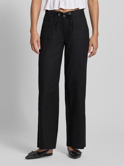 Frauenmodel trägt Mid Waist Hose aus Leinen-Baumwoll-Mix von Gina Tricot in Schwarz mit weitem Bein, Eingrifftaschen, Tunnelzug; Nahaufnahme Oberkörper. Damen Hose, Bundweite bei Größe 36: 40 cm, Innenbeinlänge: 78 cm.