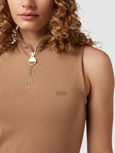 Barbour International™ Top z detalem z logo model ‘Kasuki’ Camel 3