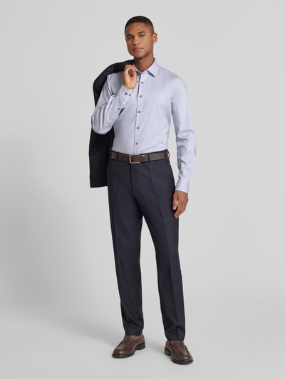 Männermodel trägt Slim Fit Businesshemd aus Baumwoll-Mix mit Kentkragen von OLYMP Level Five in Hellblau, Ganzkörperansicht von vorne. Langärmeliges Design mit Knopfleiste und Sportmanschetten, kombiniert mit dunkler Hose; klare Linien und glatte Textur sichtbar.